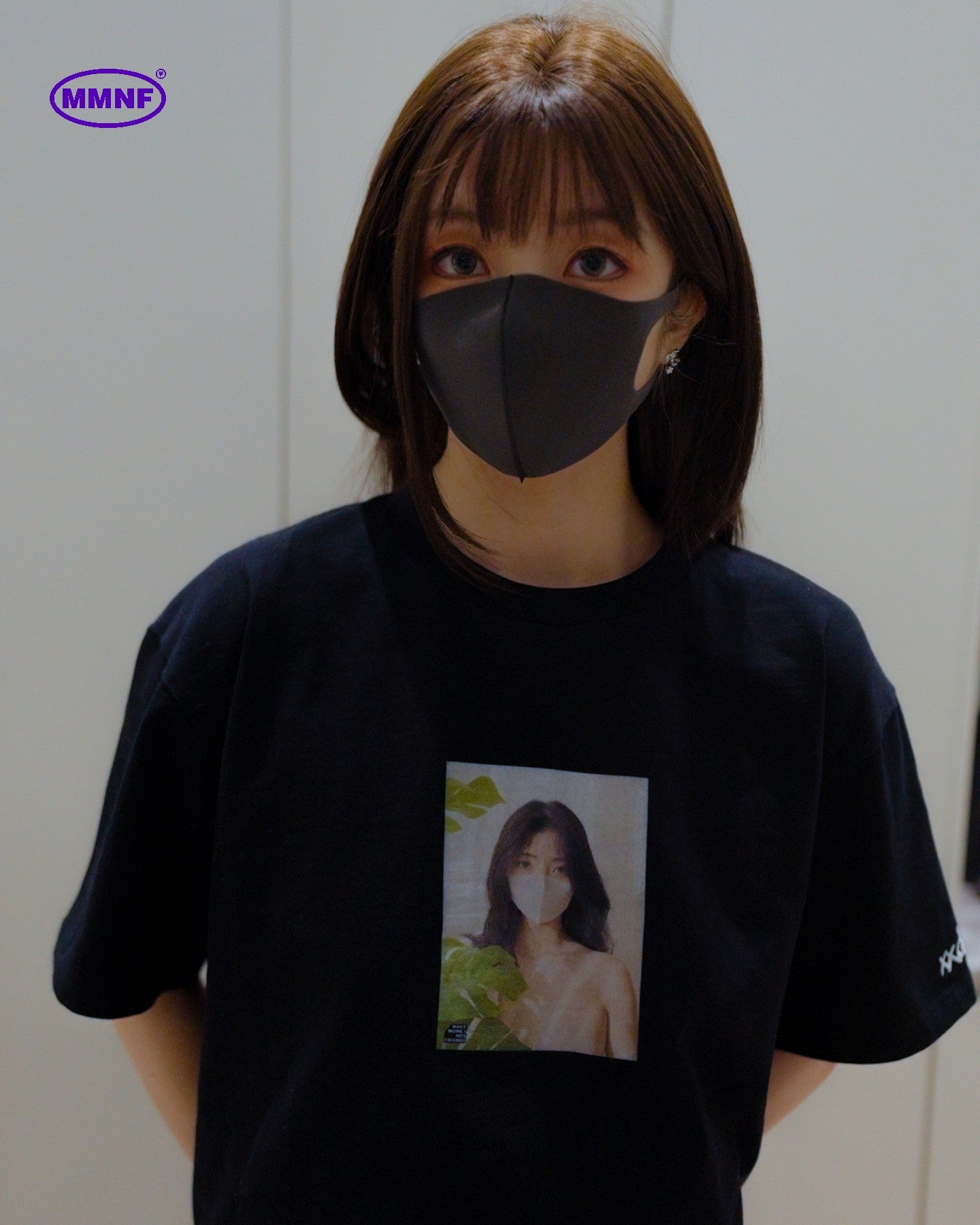 玩偶姐姐「鳶尾少女」限定聯名Photo T恤限量發售 (黑色)