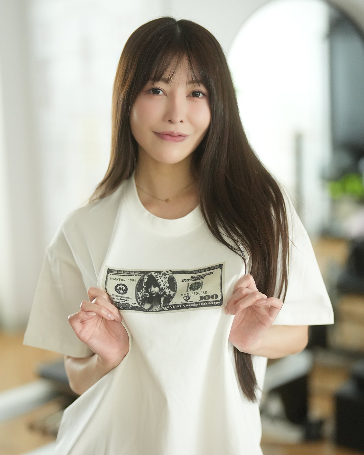 森日向子「八方來財 100 Bucks」美金 T 恤 正版授權 限量聯名
